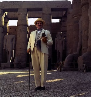 david suchet incarnant Poirot dans "Mort sur le Nil", pose au temple de Louxor