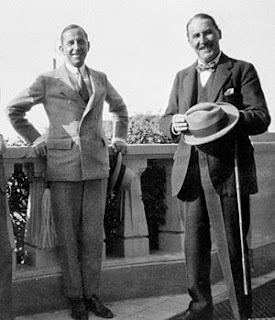 Howard Carter (à droite) et le photographe Harry Burton, photographe officiel de la découverte de la tombe de Toutankhamon (sur la terrasse du Winter Palace à Louxor). 