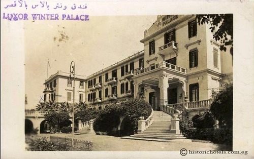 Carte postale historique couleur sépia de la façade du Winter Palace Hotel sur la corniche de Louxor durant la Belle Époque, vers 1910