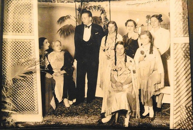 Photographie historique du roi Farouk d'Égypte et de sa famille en séjour privé au Winter Palace Hotel à Louxor, vers les années 1940