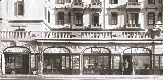 Photographie historique des galeries marchandes et studios photographiques Gaddis dans le hall inférieur du Winter Palace Hotel à Louxor, vers 1920