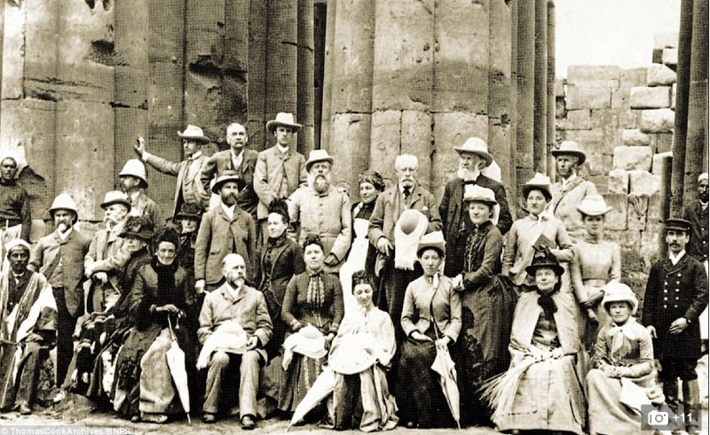 Photo historique d'un groupe de touristes de la compagnie Thomas Cook posant devant les colonnes du temple de Louxor vers 1900