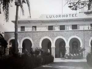 Photographie ancienne en noir et blanc de l'hôtel Luxor à Louxor, un établissement de style occidental construit à la fin du XIXe siècle pour accueillir les touristes européens