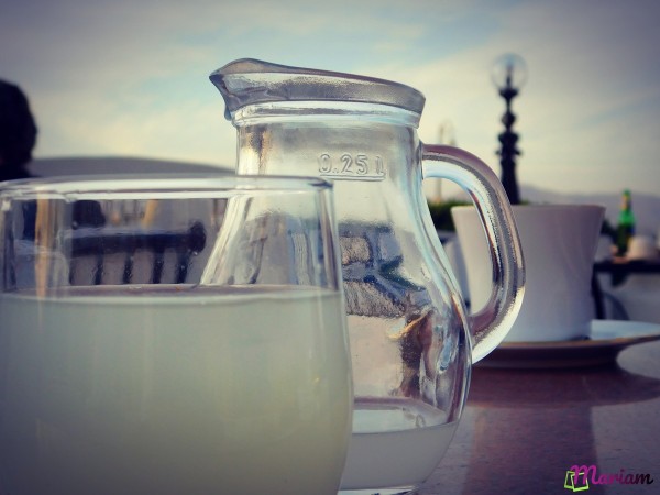 jus de citron frais lors d'un tea time au Winter Palace Hotel, perpétuant la tradition historique