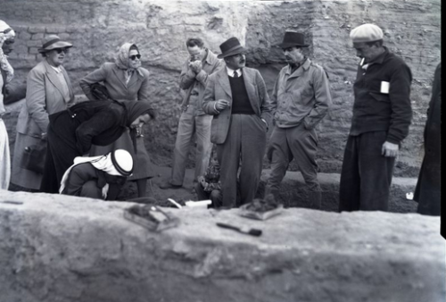 Agatha Christie et son mari Max Mallowan sur le site de fouilles archéologiques de Nippur en Mésopotamie, années 1930. L'écrivaine participe activement aux travaux de documentation.