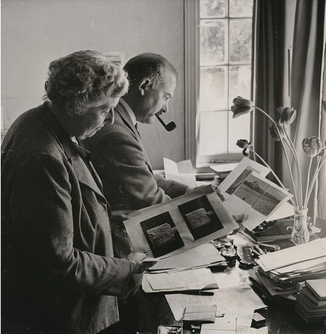 Agatha Christie et l'archéologue Max Mallowan classent leurs archives photographiques à Londres - documentation de leurs voyages en Égypte et Mésopotamie pour leurs recherches