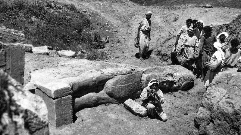 Photographie prise par Agatha Christie sur le site archéologique de Nimrud en Irak, montrant une statue assyrienne renversée lors des fouilles dirigées par son mari Max Mallowan, 1949