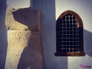Mosquée Abou Haggag : détail - les  chapiteaux et architraves du temple de Louxor servant de renfort aux murs de la mosquée qui le surplombe. 