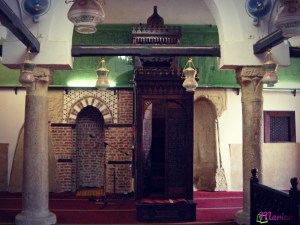 intérieur de la mosquée Abou Haggag surplombant le temple de Louxor : l'un des colonnes du temple a été réutilisée et creusée pour définir la direction de la Mecque (mihrab)