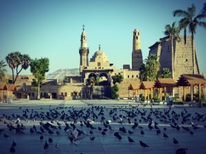 Entrée est de la mosquée Abou Haggag adossée au temple de Louxor, et place Abou el-Haggag, un lieu de rassemblement pour les égyptiens, le soir, le week-end où les jours de festivités.