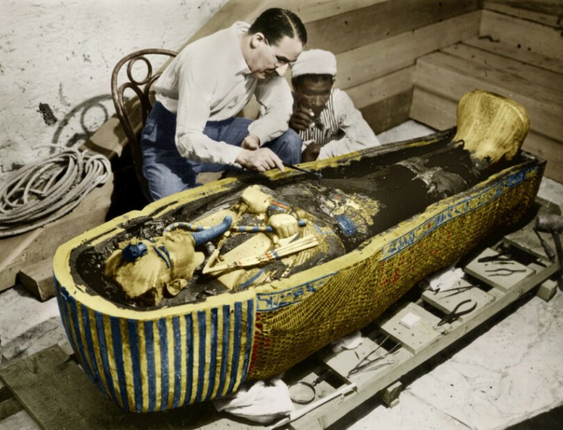 découverte de la tombe de toutankhamon : howard carter se penche sur la momie du pharaon