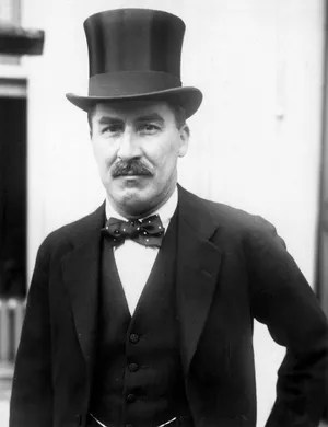 Portrait en buste de l'archéologue britannique Howard Carter (1874-1939), vêtu d'un costume sombre et d'une cravate, regardant vers l'objectif, photographié dans les années 1920, peu après sa découverte du tombeau de Toutankhamon dans la Vallée des Rois à Louxor.