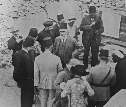 Pierre Lacau, sur le site de la découverte du tombeau de Toutankhamon