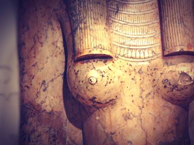 visiter le musée de Louxor : guide pratique - salle de la cachette : statue détail