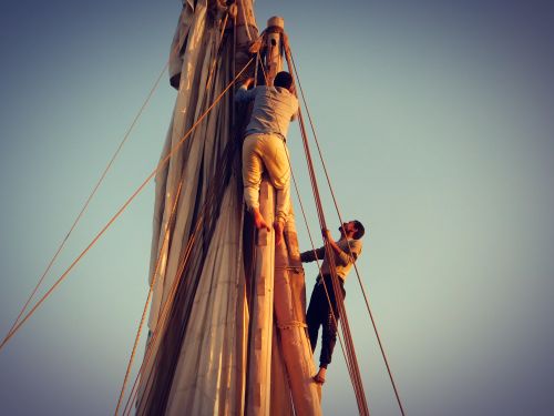 croisière en dahabeya sur le Nil : équipage dans le mat