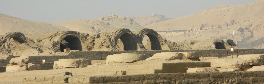 Voûtes nubiennes des magasins du Ramesseum, preuve de l'efficacité et de la pérennité de cette technique architecturale plusieurs fois millénaire.