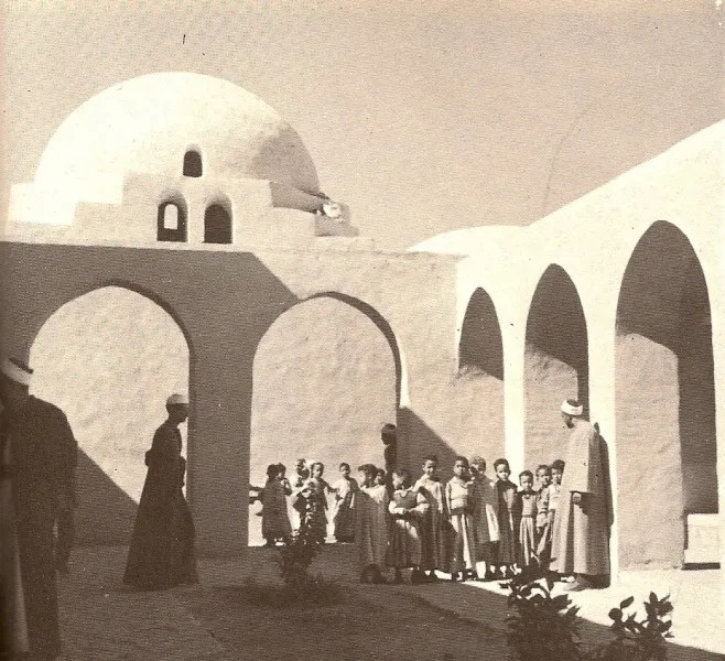 Photographie historique de l'école des garçons du village Nouvelle Gourna, conçue par Hassan Fathy, aujourd'hui disparue et remplacée par un bâtiment moderne.