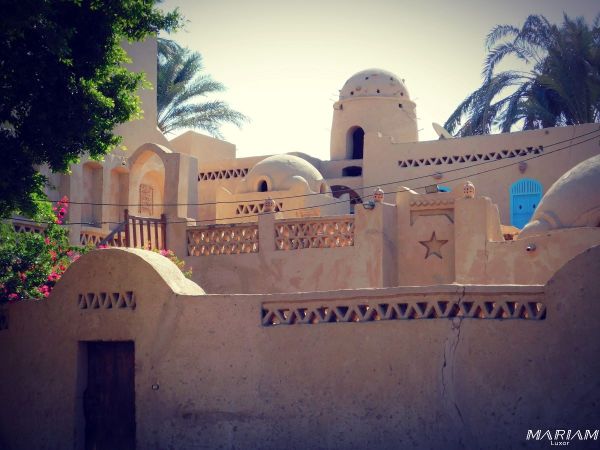 Habitation restaurée du village Hassan Fathy à Louxor, montrant la beauté préservée de l'architecture en terre crue.