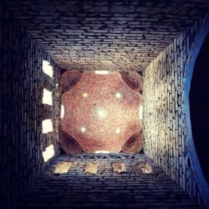 Le malqaf, puits de ventilation naturelle surmonté d'une voûte nubienne, élément clé du système de climatisation passive des maisons de Nouvelle Gourna.