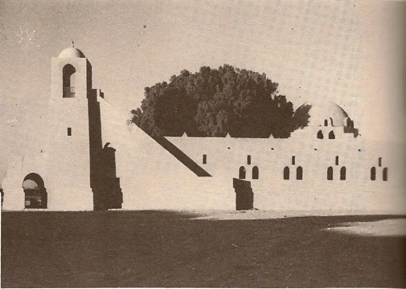 La mosquée du village Nouvelle Gourna à Louxor, avec son minaret caractéristique, conçue par l'architecte Hassan Fathy.