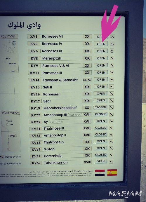 Panneau informatif listant les tombes ouvertes à la visite dans la Vallée des Rois à Louxor, avec les numéros KV et les indications de fermeture pour restauration