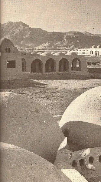 La place principale du village Hassan Fathy à Louxor, cœur social conçu pour les rassemblements de la communauté.