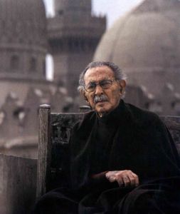 Portrait de l'architecte égyptien Hassan Fathy (1900-1989), pionnier de l'architecture vernaculaire et de la terre crue.