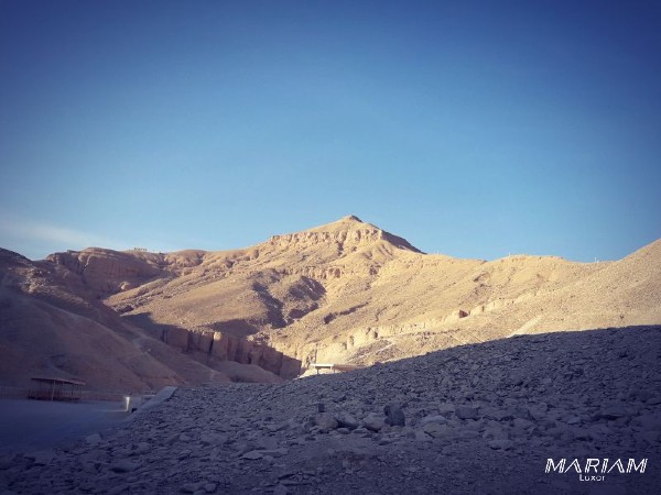 vue sur la montagne thébaine et la cime el-qorn surplombant la vallée des rois à Louxor