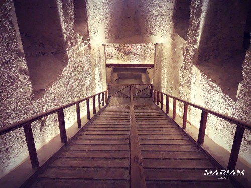 vallée des rois - descente pricniaple de la tombe de Ramsès IX