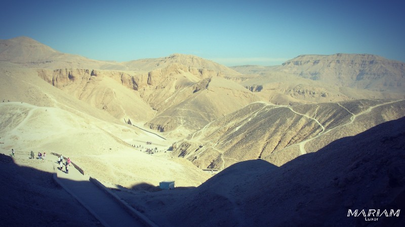 vallée des rois vue d'en haut depuis l'entrée de la tombe de Thoutmosis III