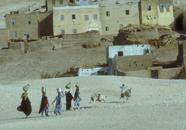 Vue d'époque du vieux Gourna et de ses habitants, une communauté installée sur les tombes pharaoniques et réputée pour le pillage des antiquités.