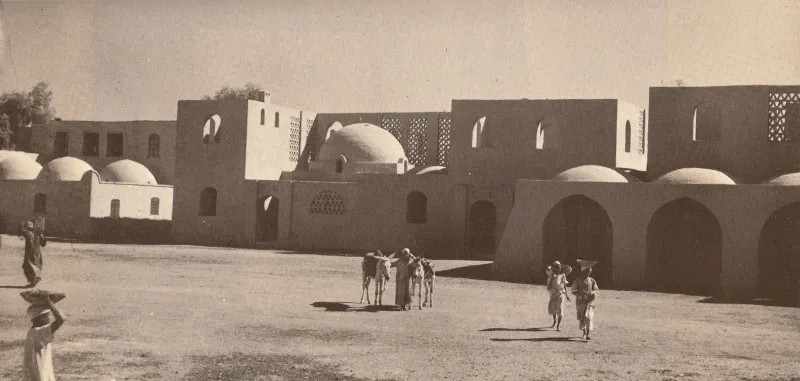 Vue d'époque des habitations en terre crue du village Nouvelle Gourna, conçu par l'architecte Hassan Fathy à Louxor.