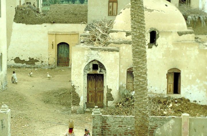 Photographie d'époque du village Lu’Luat al-Sahra à Guiza, conçu par l'architecte Hassan Fathy, l'un de ses projets d'habitat social.