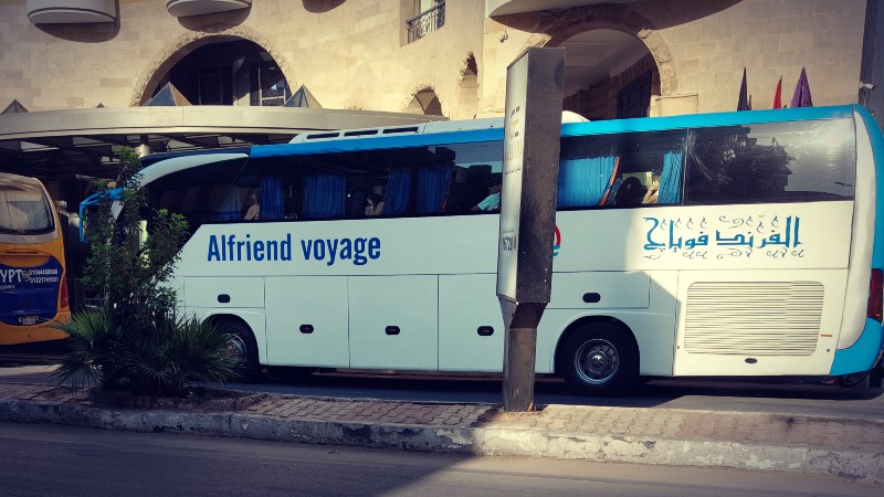 autobus de l'agence de voyage locale Alfriend Voyage à Louxor devant le Steigenberger Nile Palace