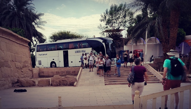 autobus de l'agence locale de voyage Alfriend Voyage à Louxor, débarquant des touristes devant le temple de Medinet Habou