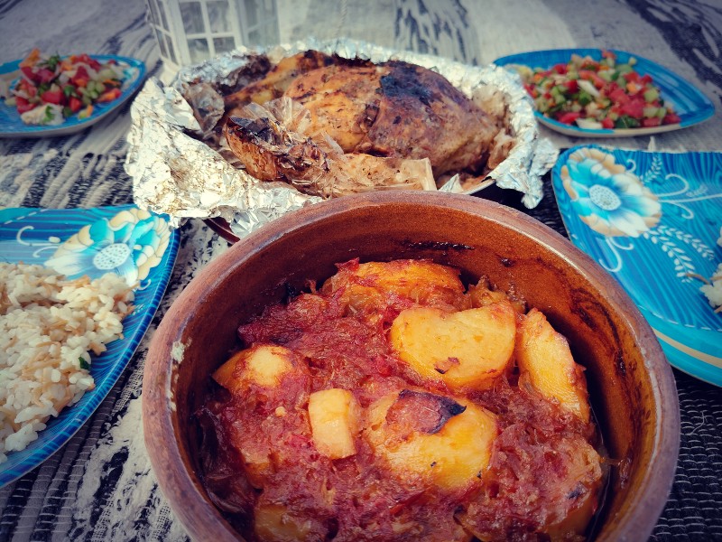 plat traditionnel égyptien préparé avec des aliments frais achetés aux producteurs locaux et servis lors de la balade en felouque à Louxor