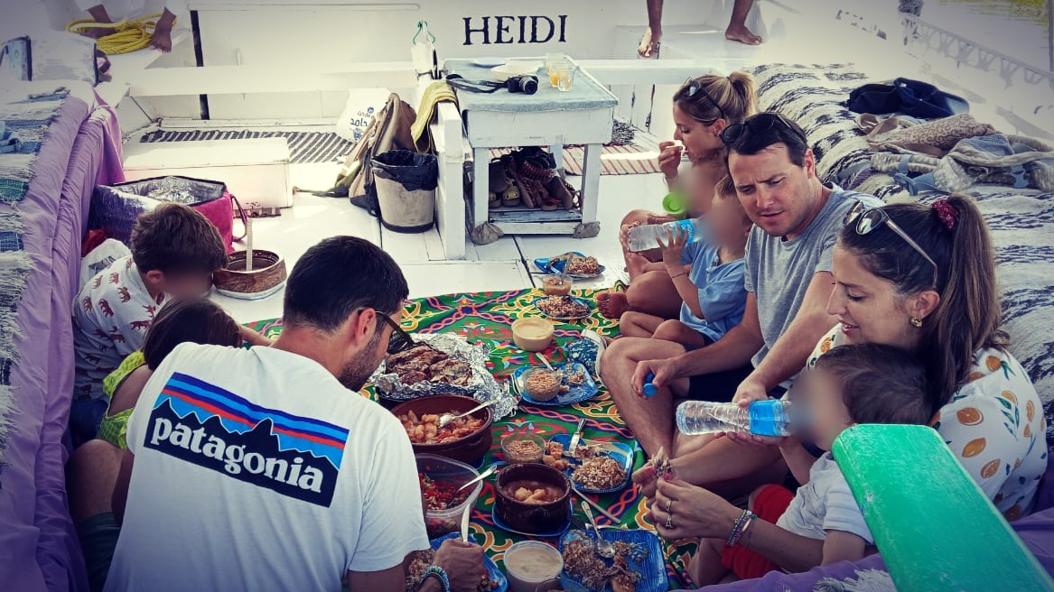 une famille de voyageur à Louxor dégustant un dîner traditionnel sur une felouque 
