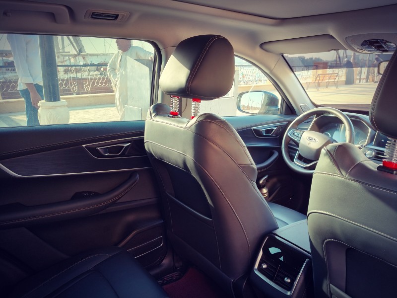 intérieur type d'une voiture berline de transports touristique de l'agence alfriend Voyage à Louxor