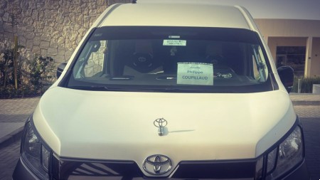 Véhicule minivan touristique pouvant accueillir jusqu'à 8 personnes avec bagages - Agence Alfriend Voyage à Louxor