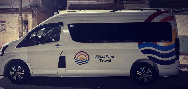 Véhicule minivan floqué aux couleurs de l'agence de voyage Alfriend Voyage à Louxor