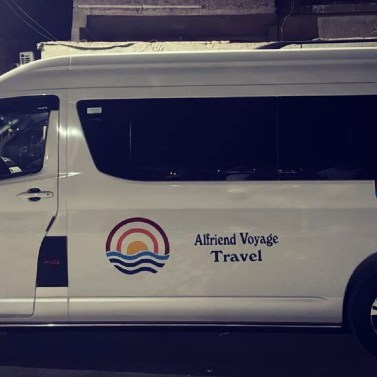 Véhicule minivan floqué aux couleurs de l'agence de voyage Alfriend Voyage à Louxor