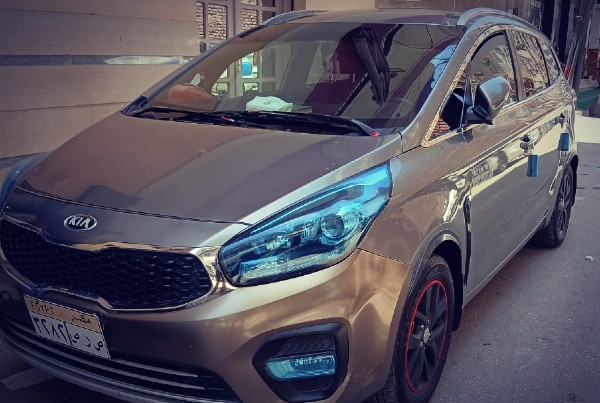 Extérieur véhicule berline type de l'agence de voyage Alfriend Voyage à Louxor