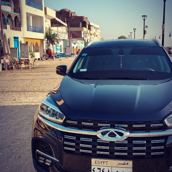 Exemple de véhicule licencié pour le tourisme en Egypte avec une plaque jaune et non bleue (chauffeur privé non licencié).