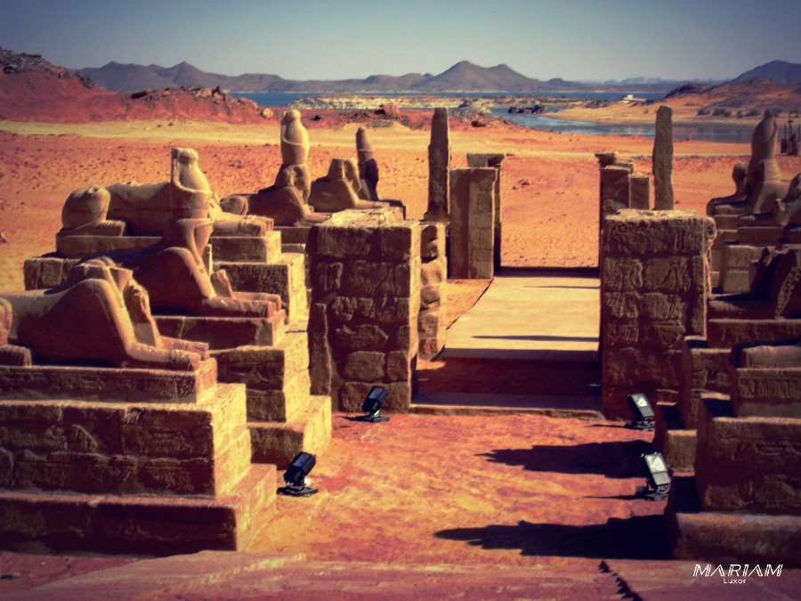 Perspective saisissante de l'allée des sphinx guidant vers le temple de Ramsès II à Wadi el Seboua, escale majeure de la croisière sur le lac nasser