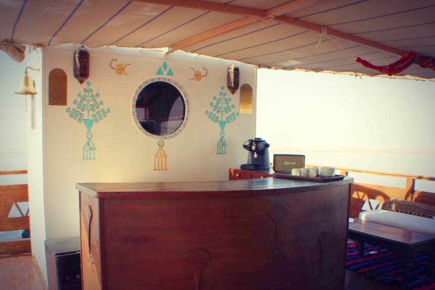 Le bar du pont supérieur du Queen Tiyi, pour un rafraîchissement face au panorama du lac Nasser en croisière.
