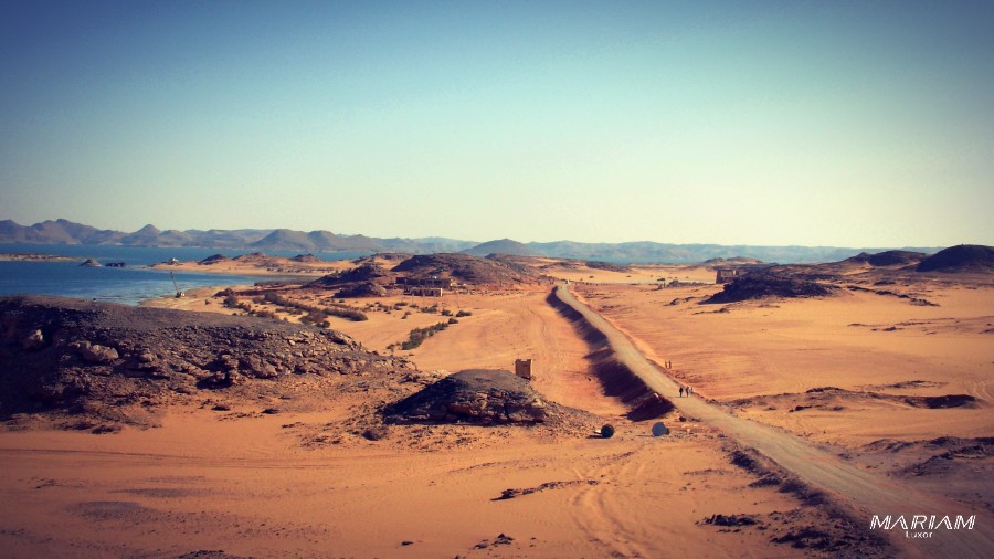 Berges désertiques du lac Nasser près du temple de Dakkah en Nubie, paysage de roche, sable et d'eau vu depuis le navire de croisière.