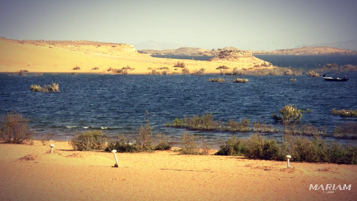 Berges désertiques et sauvages du lac Nasser en Égypte, vue depuis le pont confortable d'un navire de croisière.