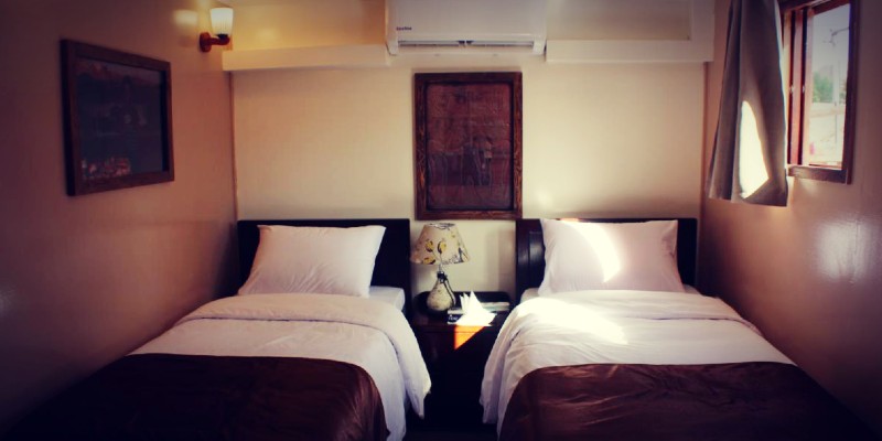 Cabine twin à lits jumeaux séparés et climatisée à bord du Queen Tiyi, idéale pour une croisière en Nubie entre amis ou en famille.