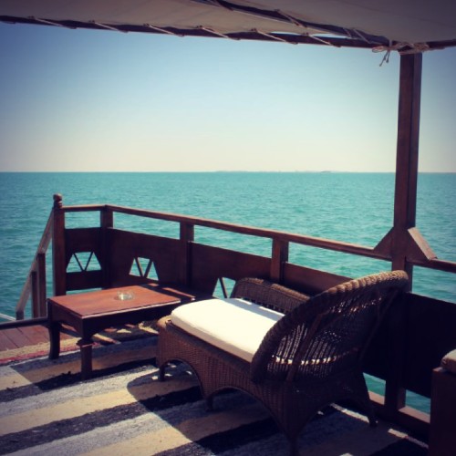 Moment de sérénité sur les sièges ombragés du pont, au rythme lent de la croisière sur le lac Nasser.
