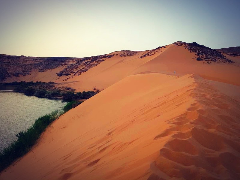 Paysage typique d'une croisière sur le lac Nasser en Égypte : horizon infini, calme absolu et couleurs éclatantes. Optez pour l'itinéraire le plus authentique
